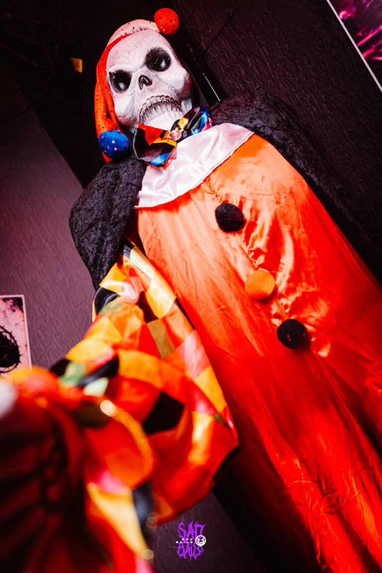 Palhaço esqueleto de roupa laranja na decoração — Sad Baile Joker, Halloween em São Paulo, 17/10/2026
