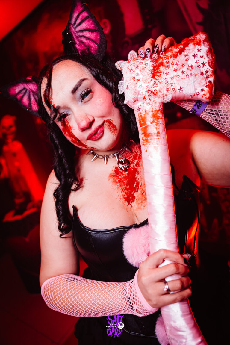 Gatinha ensanguentada segura osso gigante — Sad Baile Joker, Halloween em São Paulo, 17/10/2026
