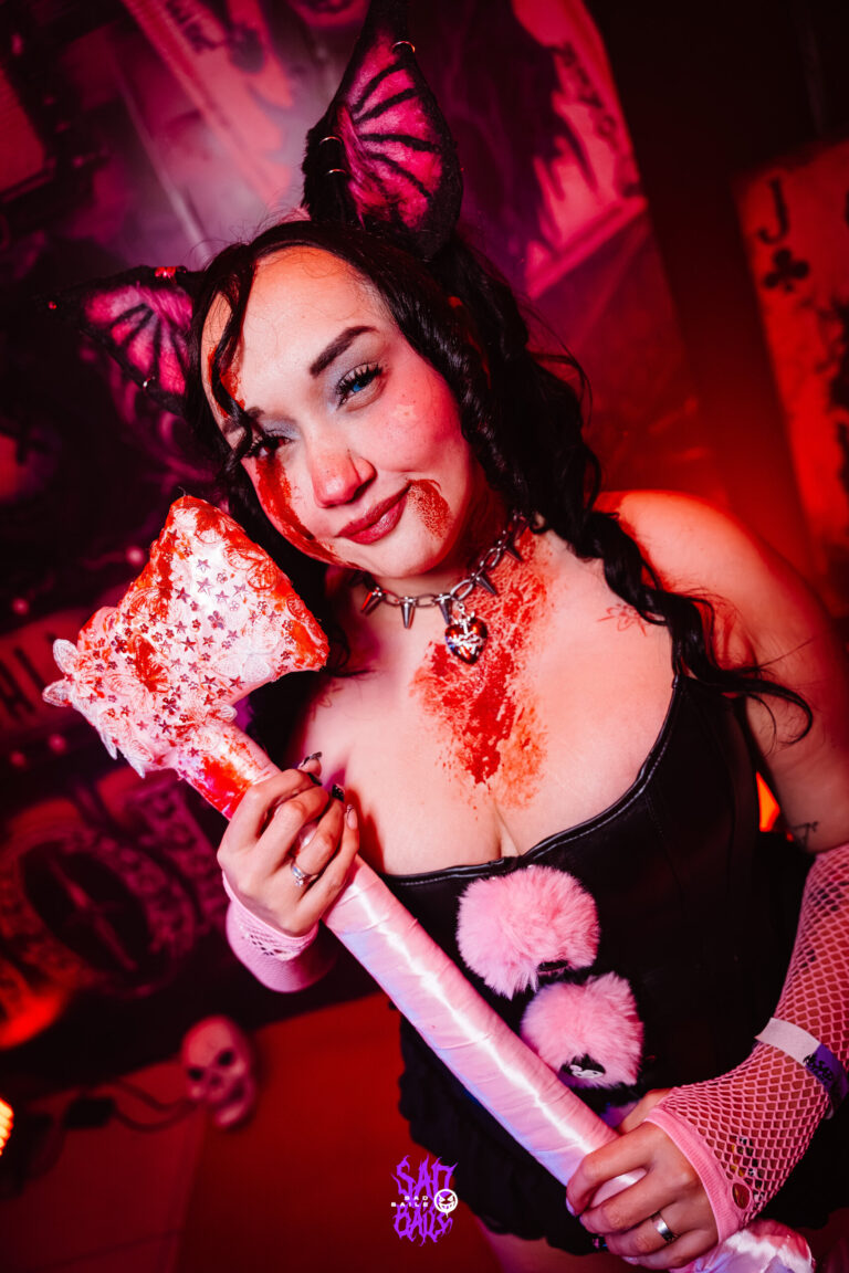 Garota de orelhas de gato sorri com osso de brinquedo — Sad Baile Joker, Halloween em São Paulo, 17/10/2026