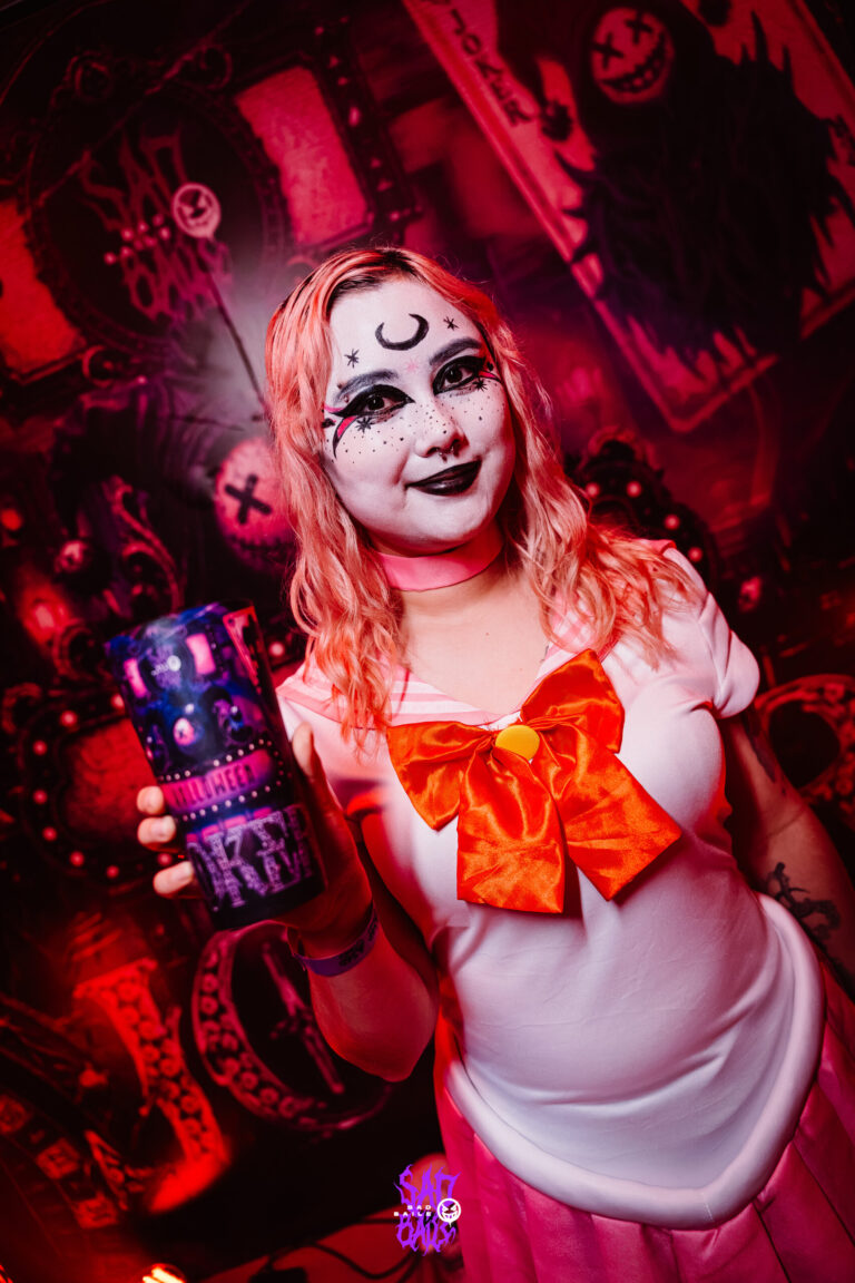 Fantasia de Sailor Moon com rosto pintado e copo Joker — Sad Baile Joker, Halloween em São Paulo, 17/10/2026