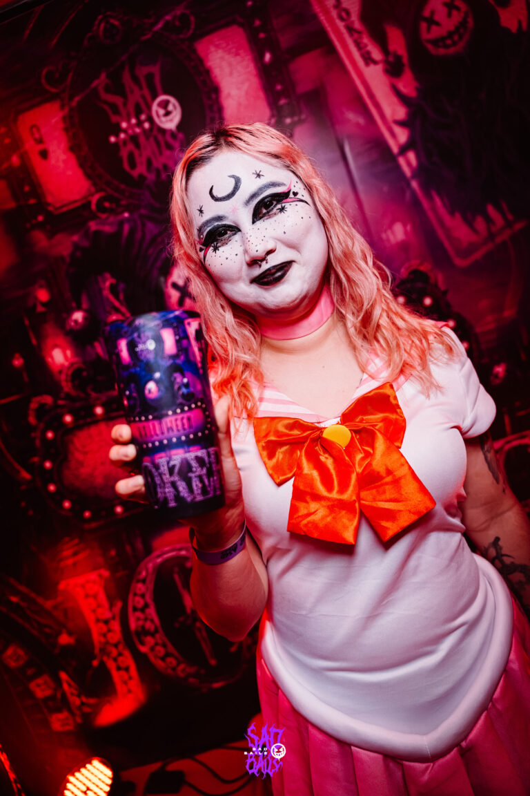 Sailor Moon de laço laranja e maquiagem de palhaço — Sad Baile Joker, Halloween em São Paulo, 17/10/2026