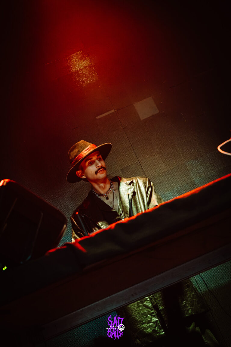 DJ de chapéu toca na cabine escura — Sad Baile Joker, Halloween em São Paulo, 17/10/2026