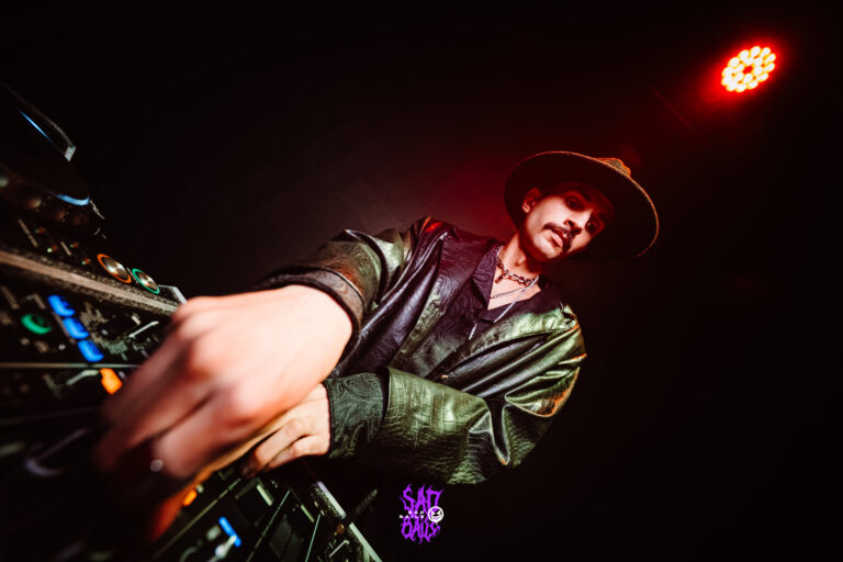 DJ de chapéu visto de baixo na cabine — Sad Baile Joker, Halloween em São Paulo, 17/10/2026