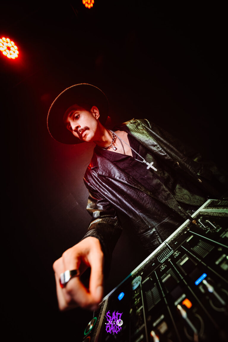 DJ de chapéu inclinado sobre os controles — Sad Baile Joker, Halloween em São Paulo, 17/10/2026
