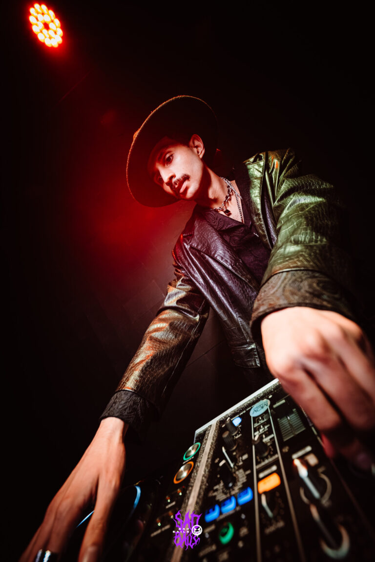 DJ de chapéu e jaqueta de couro no set — Sad Baile Joker, Halloween em São Paulo, 17/10/2026