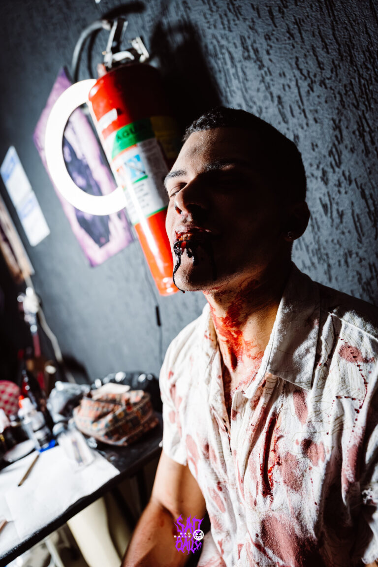 Rapaz com maquiagem de sangue e camisa manchada — Sad Baile Joker, Halloween em São Paulo, 17/10/2026