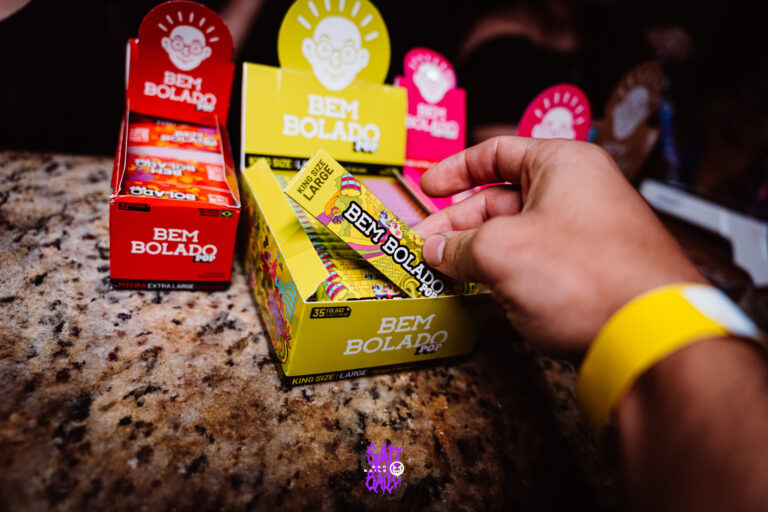 Pulseira amarela e display de sedas Bem Bolado — Sad Baile Joker, Halloween em São Paulo, 17/10/2026