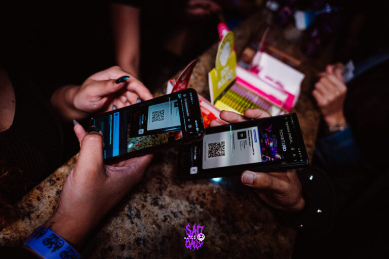 Dois celulares com ingresso na entrada da festa — Sad Baile Joker, Halloween em São Paulo, 17/10/2026