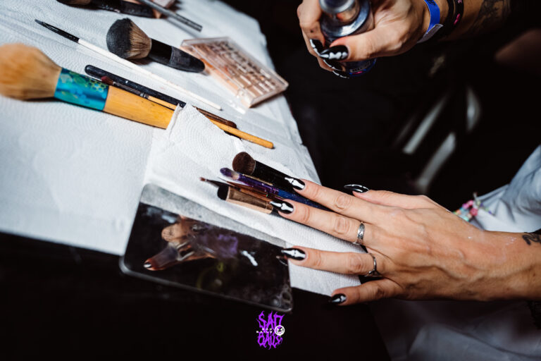 Pincéis e maquiagem no espaço de make da festa — Sad Baile Joker, Halloween em São Paulo, 17/10/2026