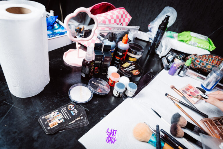 Kit de maquiagem de Halloween na bancada — Sad Baile Joker, Halloween em São Paulo, 17/10/2026
