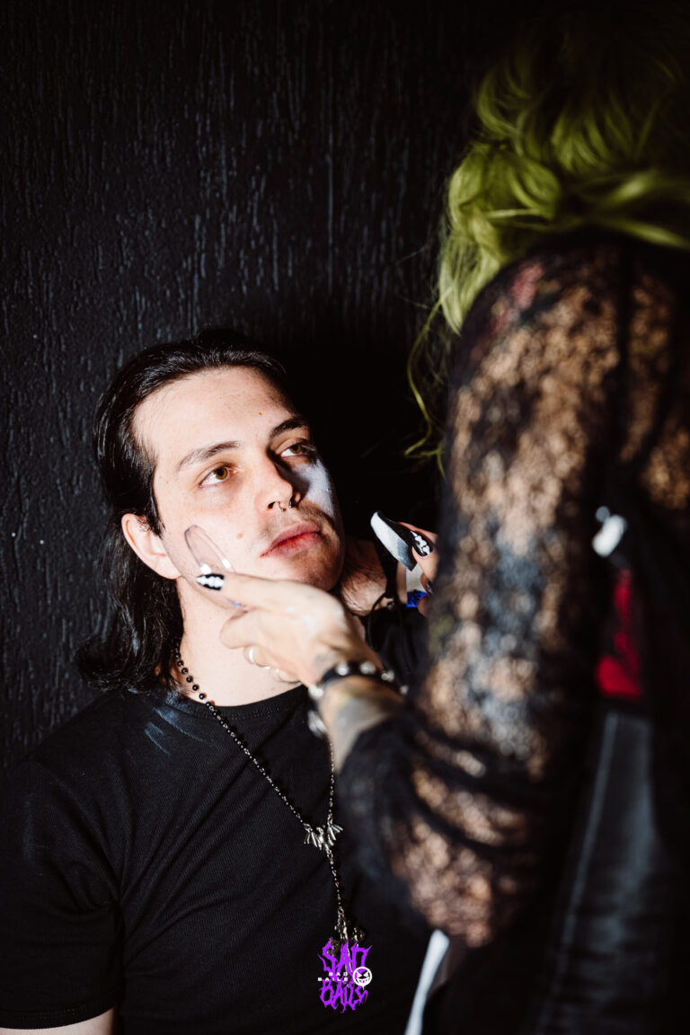 Rapaz recebe maquiagem de palhaço no rosto — Sad Baile Joker, Halloween em São Paulo, 17/10/2026