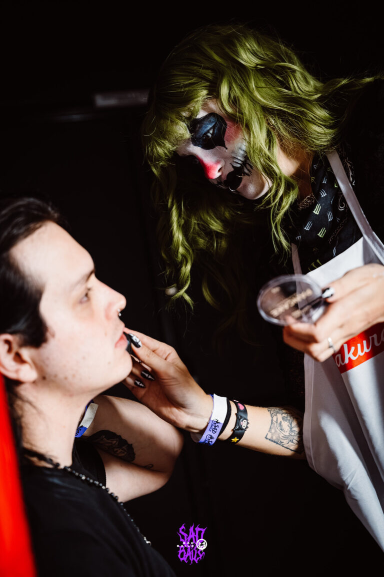 Maquiagem artística sendo aplicada na festa — Sad Baile Joker, Halloween em São Paulo, 17/10/2026
