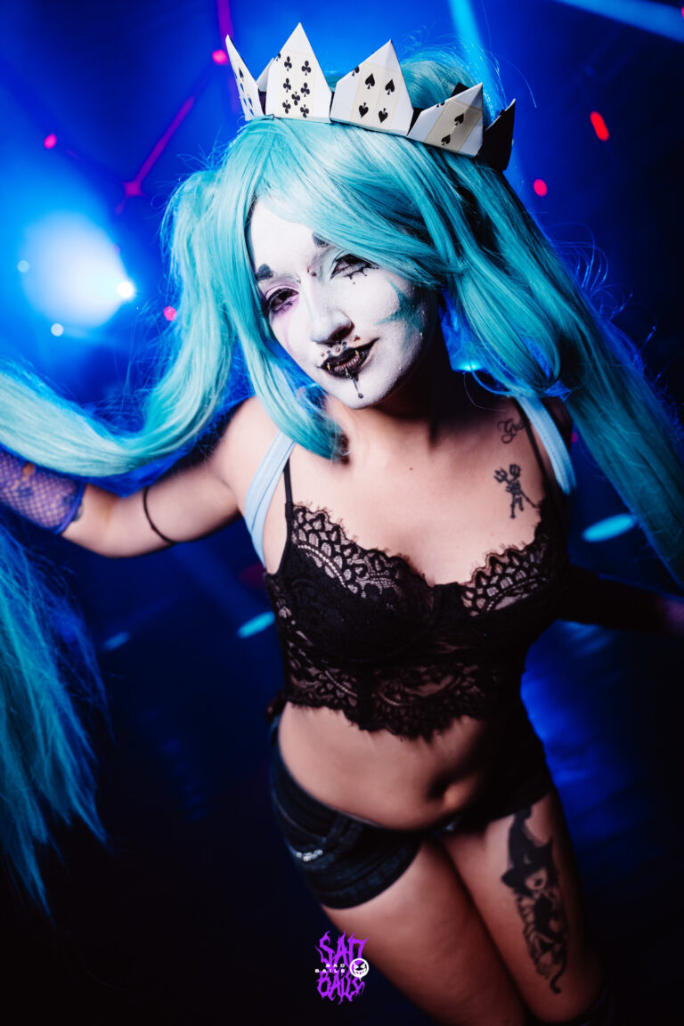 Fantasia de Hatsune Miku com coroa de cartas de baralho — Sad Baile Joker, Halloween em São Paulo, 17/10/2026