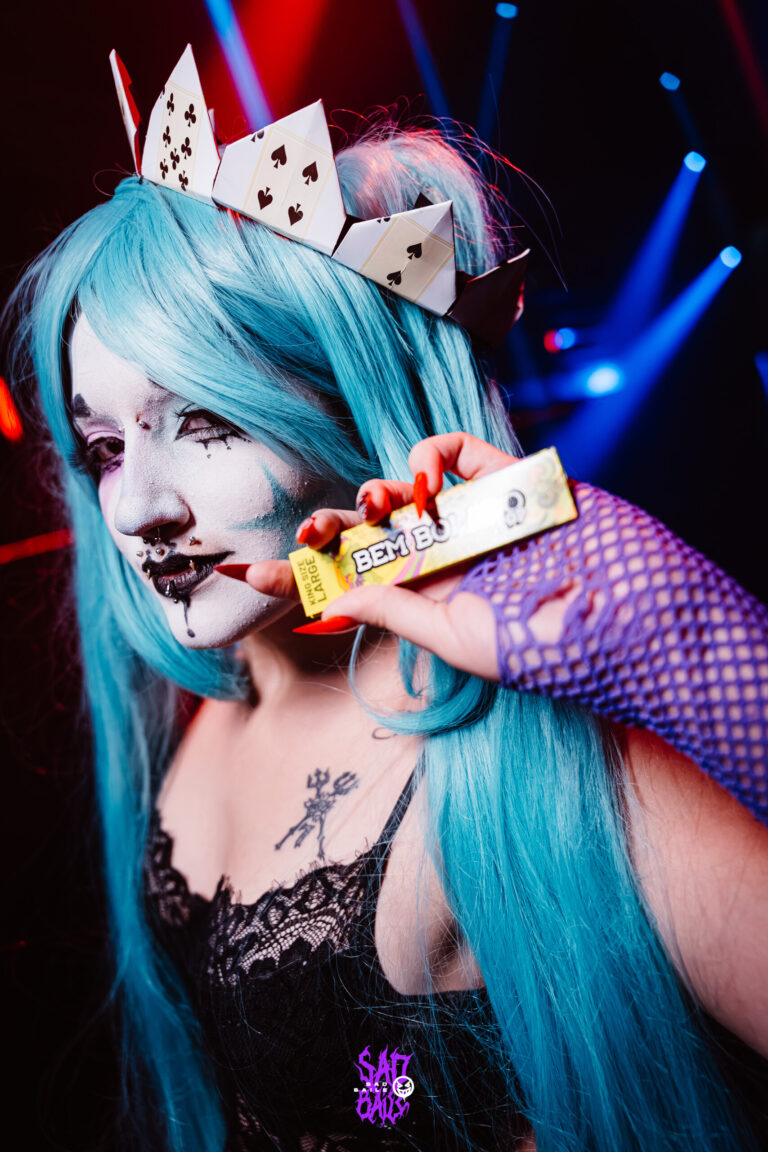 Miku de rosto pintado mostra seda Bem Bolado — Sad Baile Joker, Halloween em São Paulo, 17/10/2026
