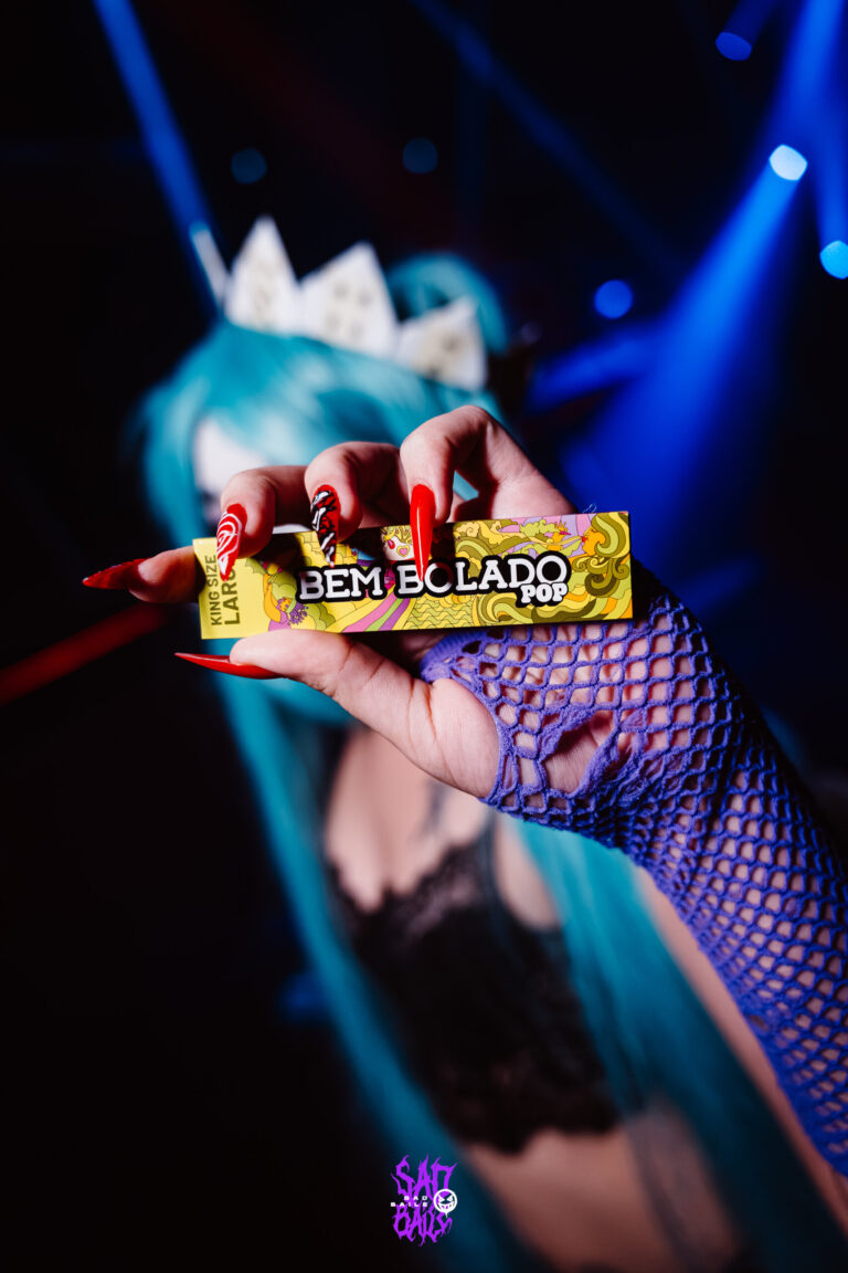 Garota de peruca azul segura seda Bem Bolado — Sad Baile Joker, Halloween em São Paulo, 17/10/2026