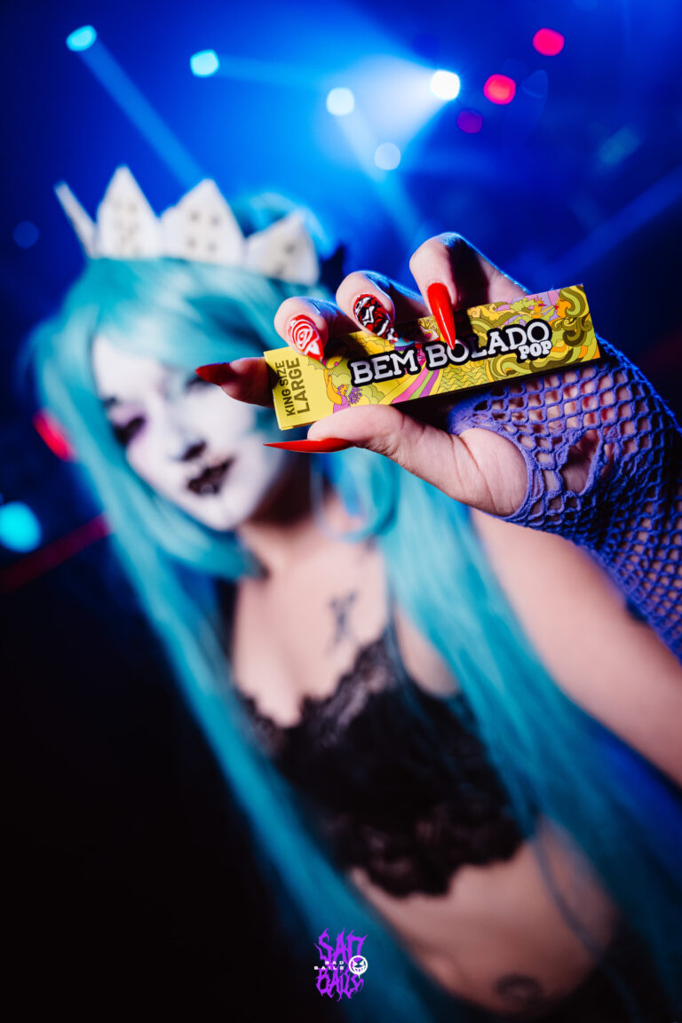 Seda Bem Bolado na mão de garota de peruca azul — Sad Baile Joker, Halloween em São Paulo, 17/10/2026