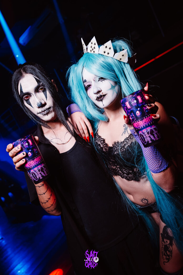 Amigos de rosto pintado erguem copos da edição Joker — Sad Baile Joker, Halloween em São Paulo, 17/10/2026