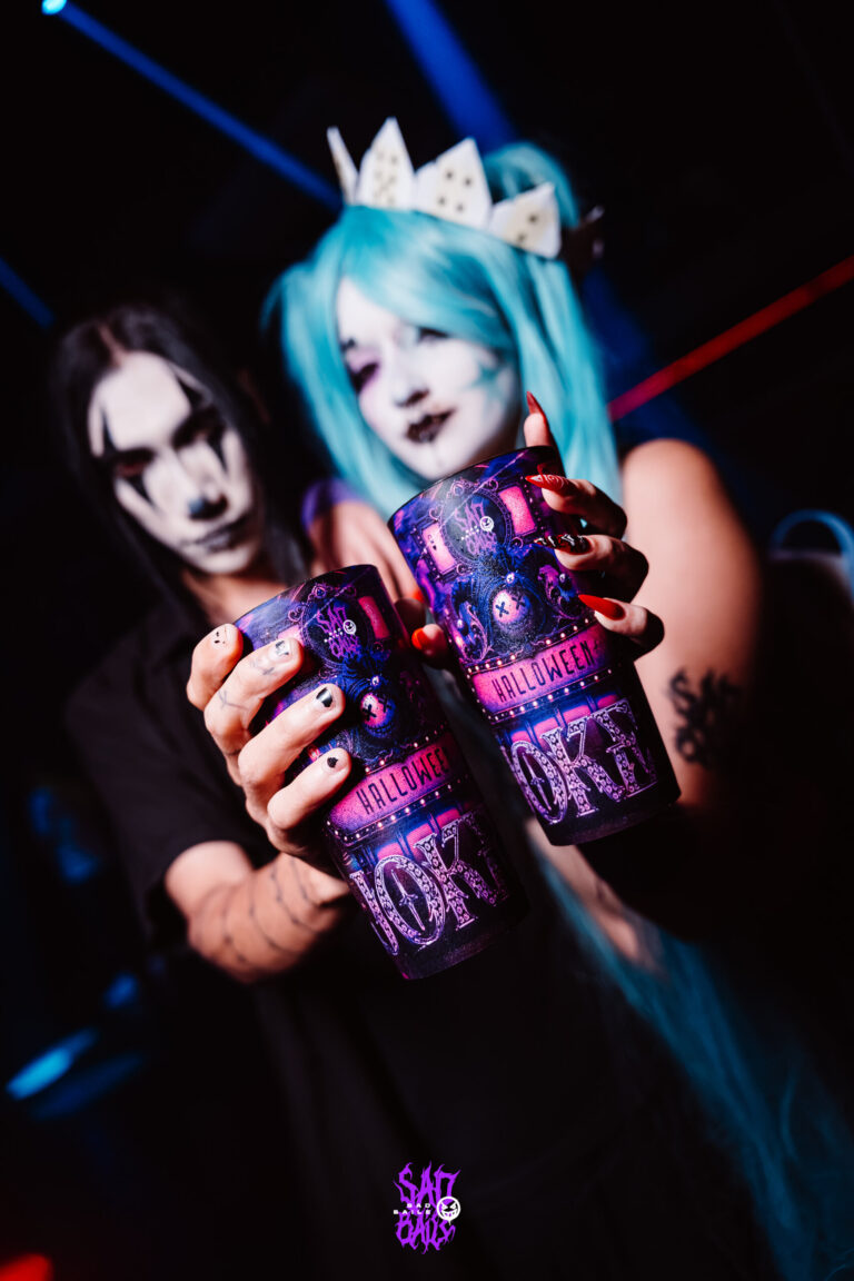 Dupla com maquiagem gótica e copos Joker — Sad Baile Joker, Halloween em São Paulo, 17/10/2026