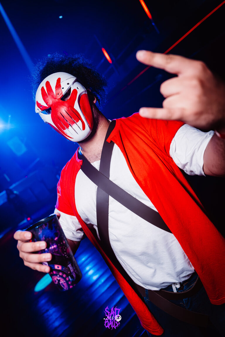 Rapaz de máscara de palhaço e capa vermelha — Sad Baile Joker, Halloween em São Paulo, 17/10/2026