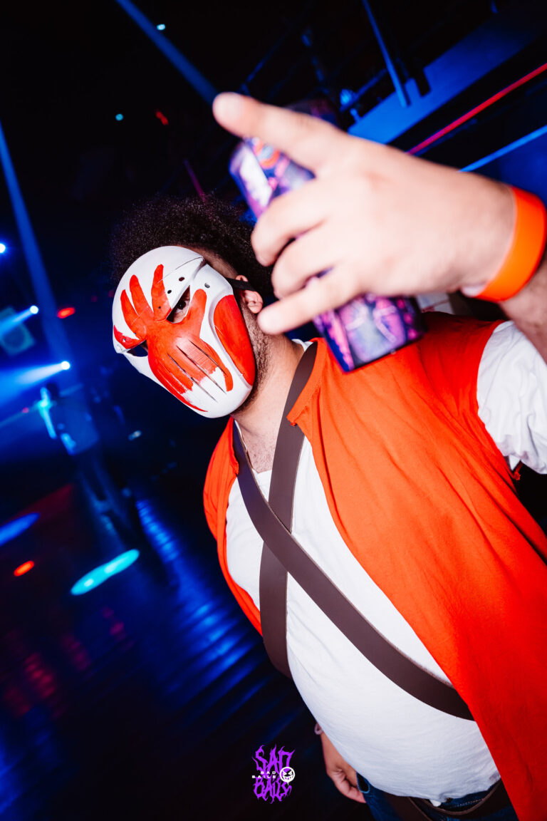 Fantasia de palhaço de máscara branca com capa vermelha — Sad Baile Joker, Halloween em São Paulo, 17/10/2026