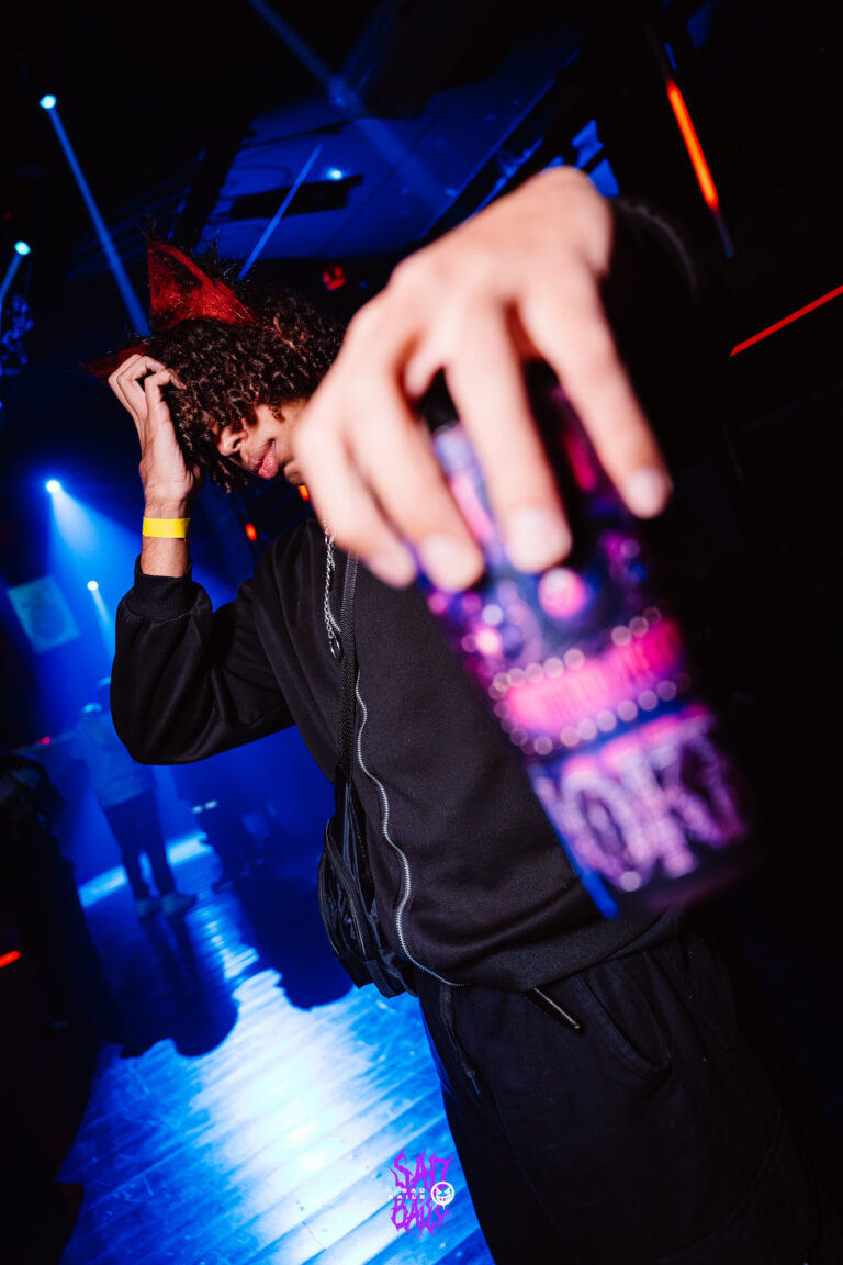 Copo da edição Joker erguido para a câmera — Sad Baile Joker, Halloween em São Paulo, 17/10/2026