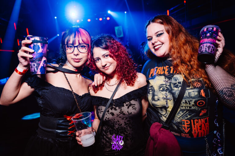 Trio de amigas brinda na pista — Sad Baile Joker, Halloween em São Paulo, 17/10/2026