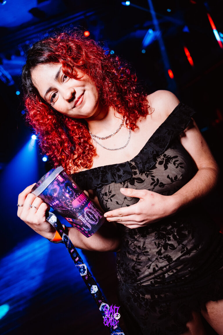 Garota de cabelo ruivo cacheado e vestido de renda — Sad Baile Joker, Halloween em São Paulo, 17/10/2026