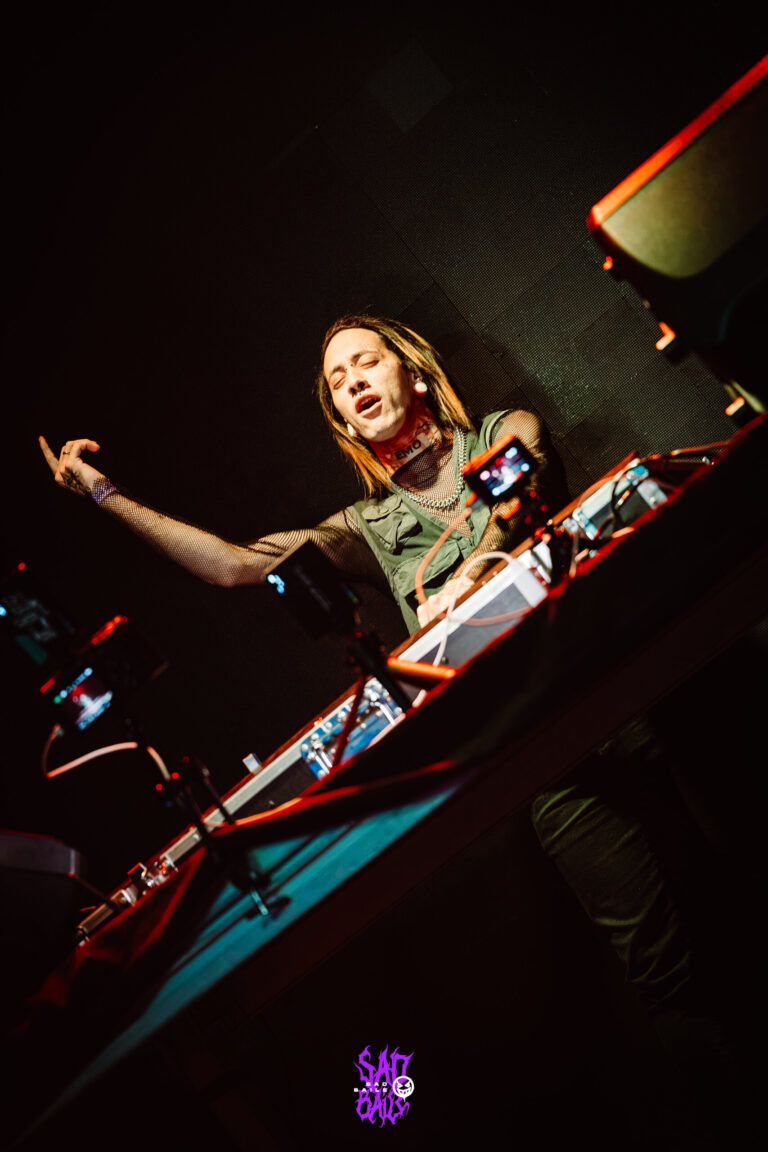 DJ comemora com o braço erguido no set — Sad Baile Joker, Halloween em São Paulo, 17/10/2026