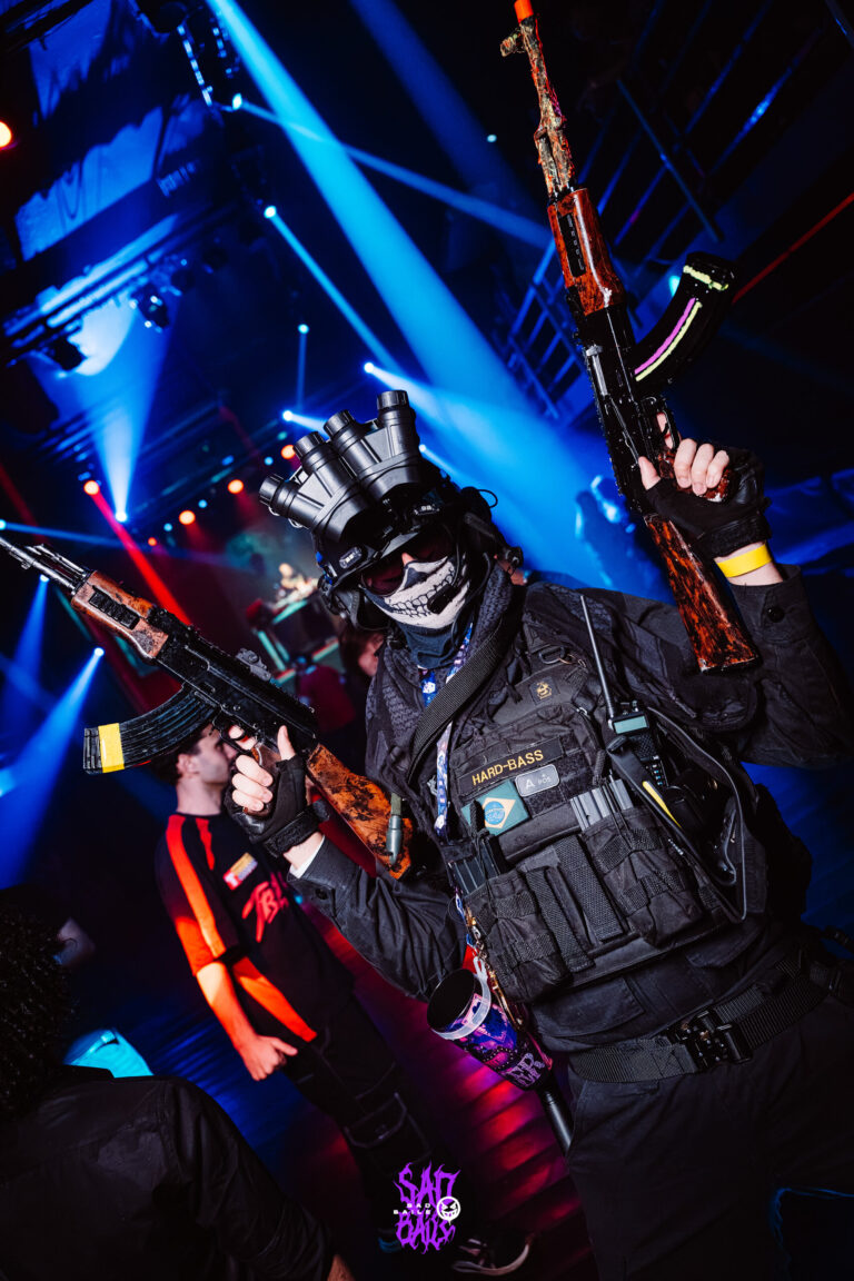 Fantasia de soldado tático com capacete e arma de brinquedo — Sad Baile Joker, Halloween em São Paulo, 17/10/2026