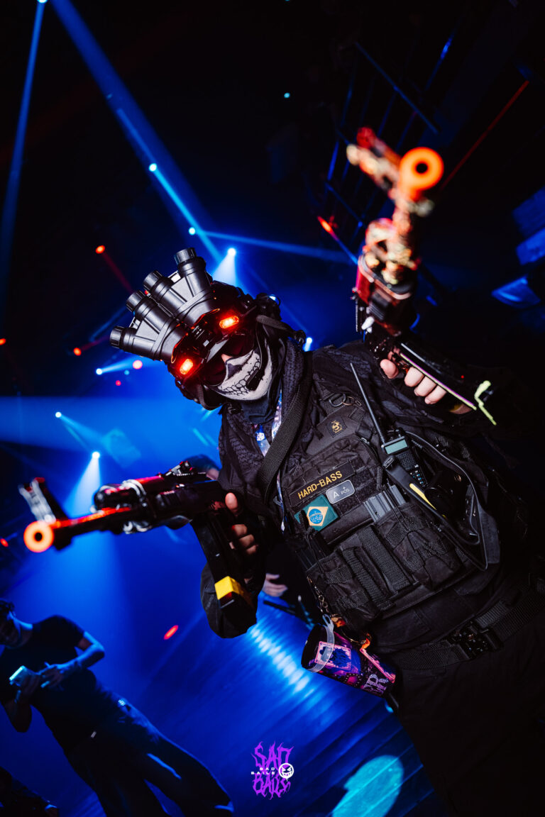 Soldado de máscara e óculos de visão noturna na pista — Sad Baile Joker, Halloween em São Paulo, 17/10/2026