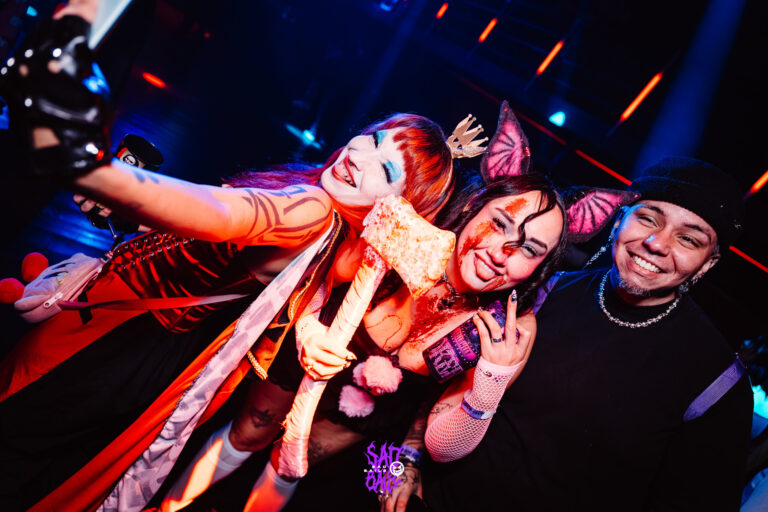 Amigos fantasiados fazem selfie na pista — Sad Baile Joker, Halloween em São Paulo, 17/10/2026