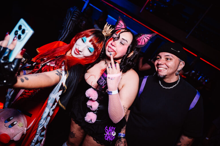 Rainha de Copas e amigos posam para selfie — Sad Baile Joker, Halloween em São Paulo, 17/10/2026