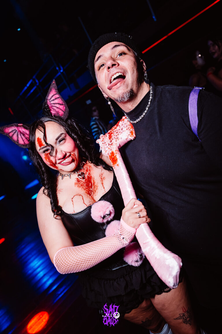 Gatinha ensanguentada e amigo posam na pista — Sad Baile Joker, Halloween em São Paulo, 17/10/2026