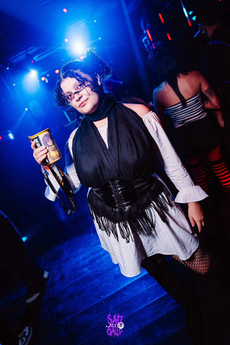 Garota de corset e mangas bufantes com copo — Sad Baile Joker, Halloween em São Paulo, 17/10/2026