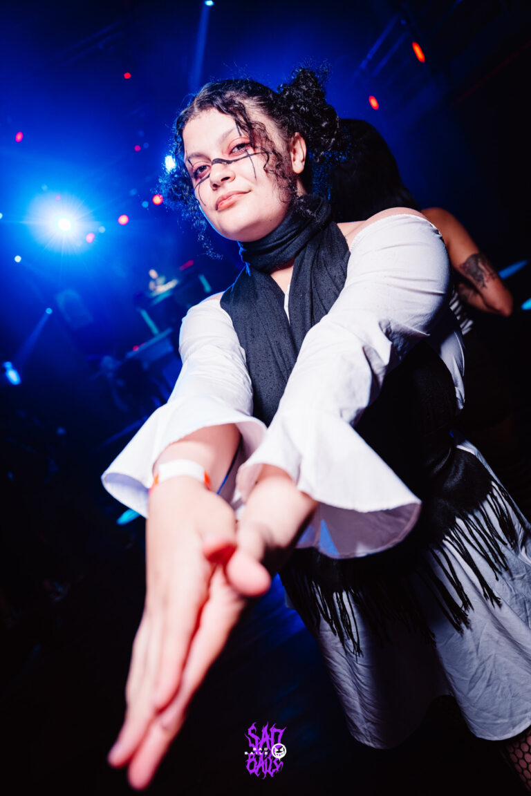 Garota de corset faz pose com as mãos à frente — Sad Baile Joker, Halloween em São Paulo, 17/10/2026