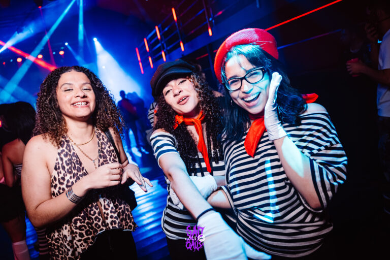 Trio de amigas fantasiadas, uma de mímica — Sad Baile Joker, Halloween em São Paulo, 17/10/2026