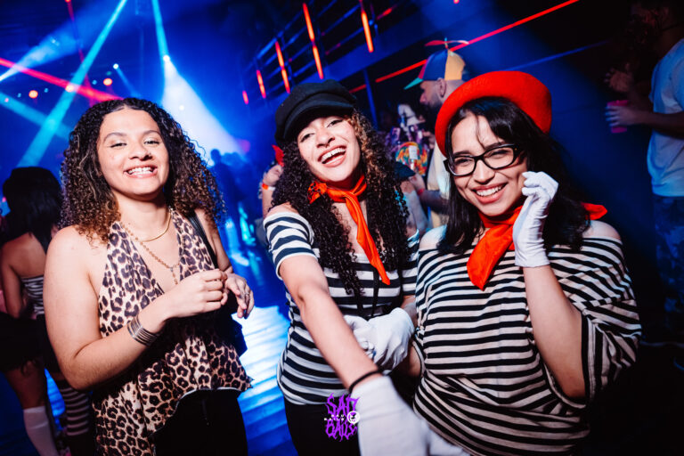 Amigas de boina e roupa listrada de mímico — Sad Baile Joker, Halloween em São Paulo, 17/10/2026