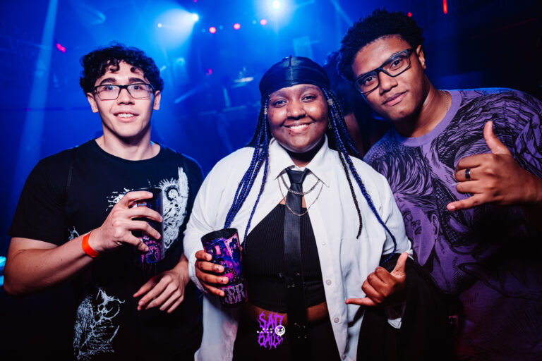 Três amigos posam com copos Joker — Sad Baile Joker, Halloween em São Paulo, 17/10/2026