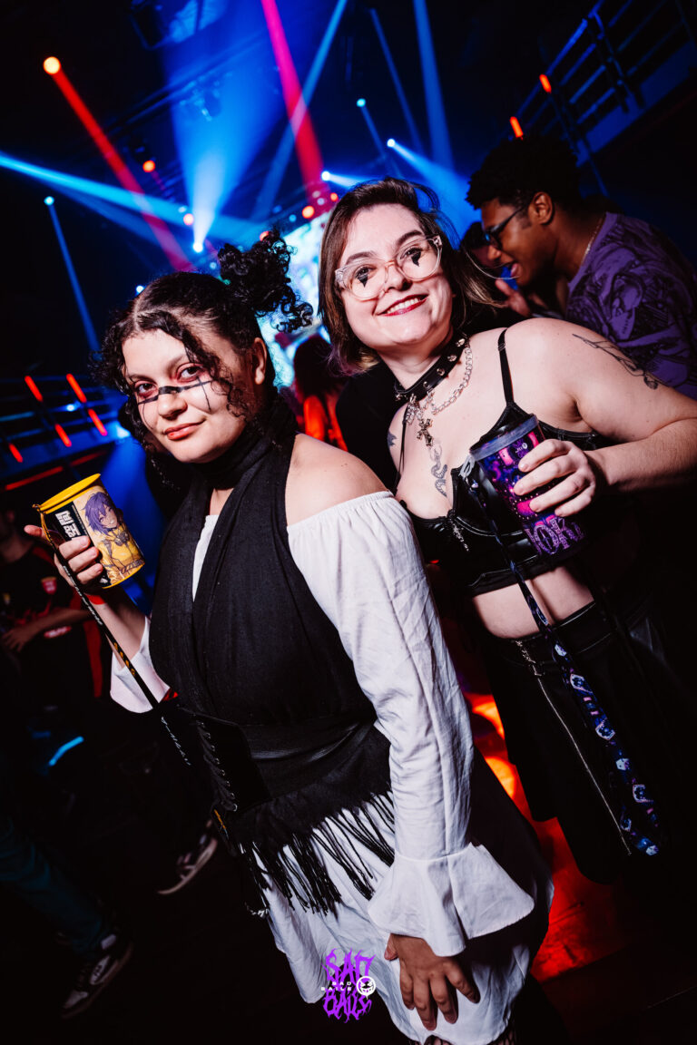 Amigas brindam com copos Joker na pista — Sad Baile Joker, Halloween em São Paulo, 17/10/2026