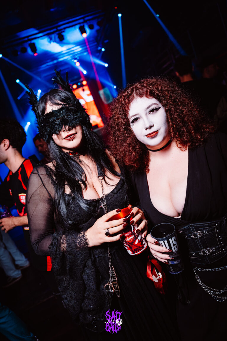 Amigas com máscara e maquiagem branca na pista — Sad Baile Joker, Halloween em São Paulo, 17/10/2026