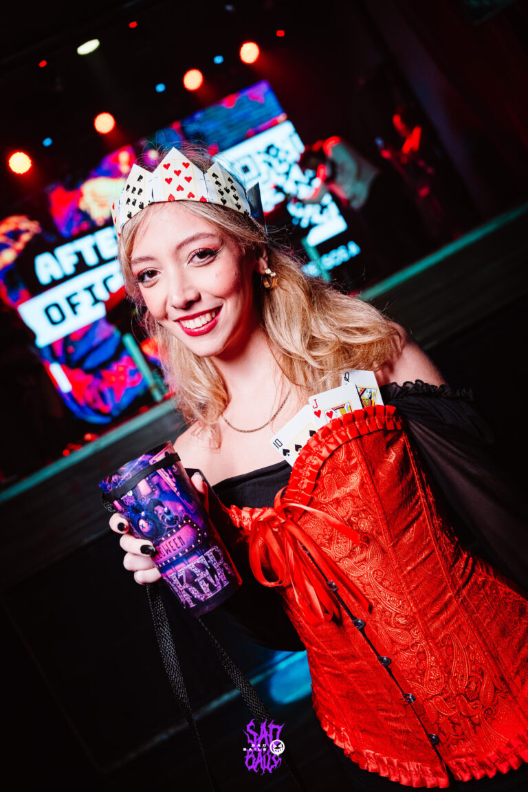 Garota de corset vermelho e coroa com copo Joker — Sad Baile Joker, Halloween em São Paulo, 17/10/2026