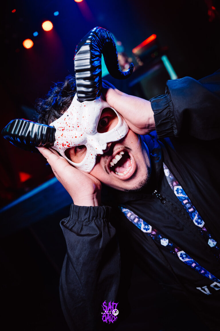 Rapaz de máscara de caveira com chifres — Sad Baile Joker, Halloween em São Paulo, 17/10/2026