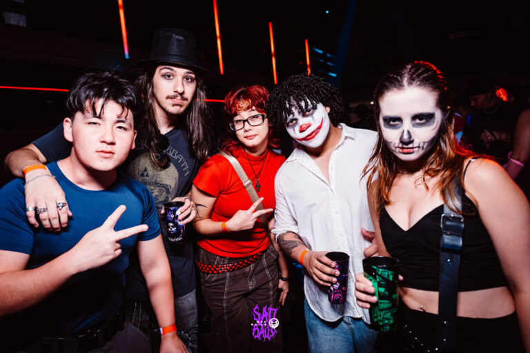 Grupo de amigos fantasiados com maquiagem de caveira — Sad Baile Joker, Halloween em São Paulo, 17/10/2026