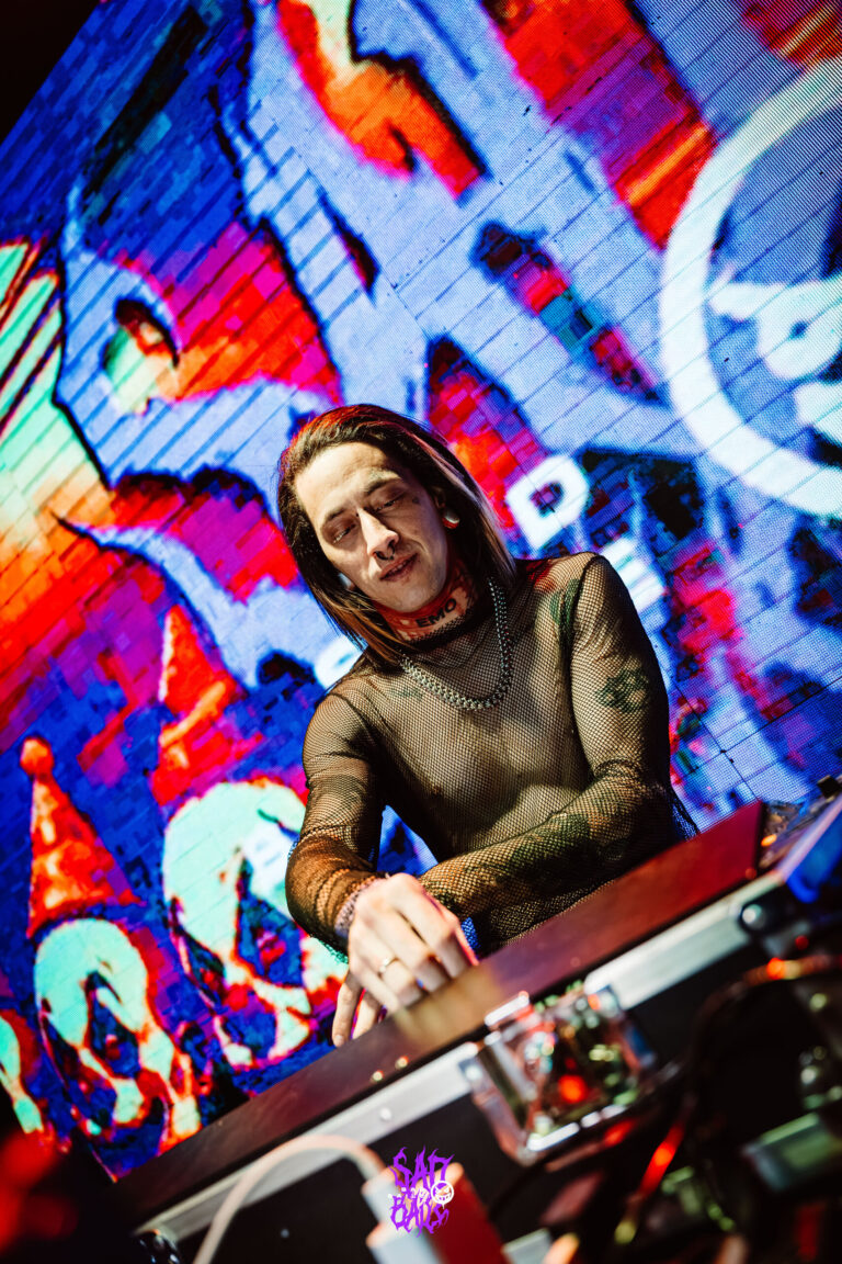 DJ mixando com telão grafitado ao fundo — Sad Baile Joker, Halloween em São Paulo, 17/10/2026