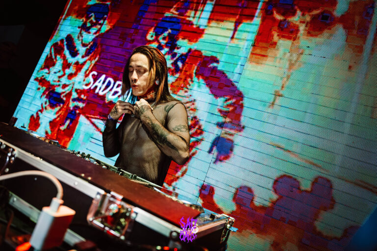 DJ no palco com a arte da Sad Baile no telão — Sad Baile Joker, Halloween em São Paulo, 17/10/2026