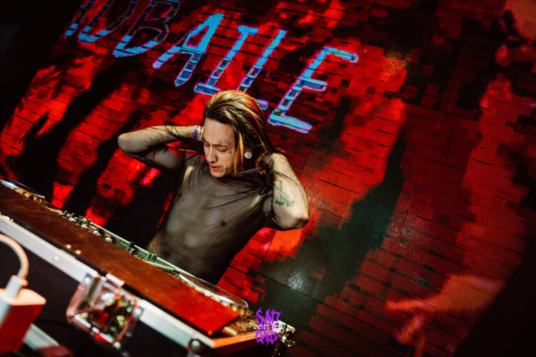 DJ com o logo Sad Baile em vermelho no telão — Sad Baile Joker, Halloween em São Paulo, 17/10/2026