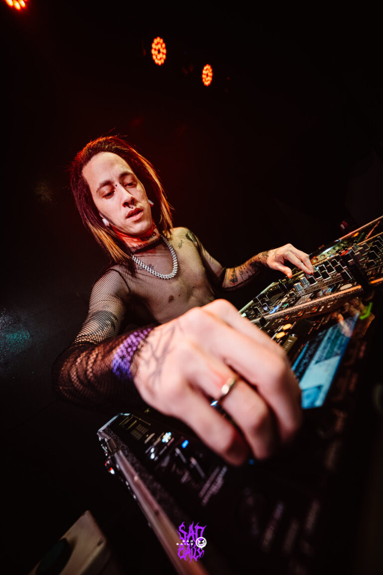 Mão do DJ nos controles em primeiro plano — Sad Baile Joker, Halloween em São Paulo, 17/10/2026