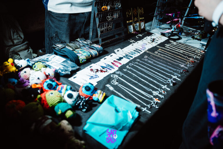 Banca de colares e acessórios na festa — Sad Baile Joker, Halloween em São Paulo, 17/10/2026
