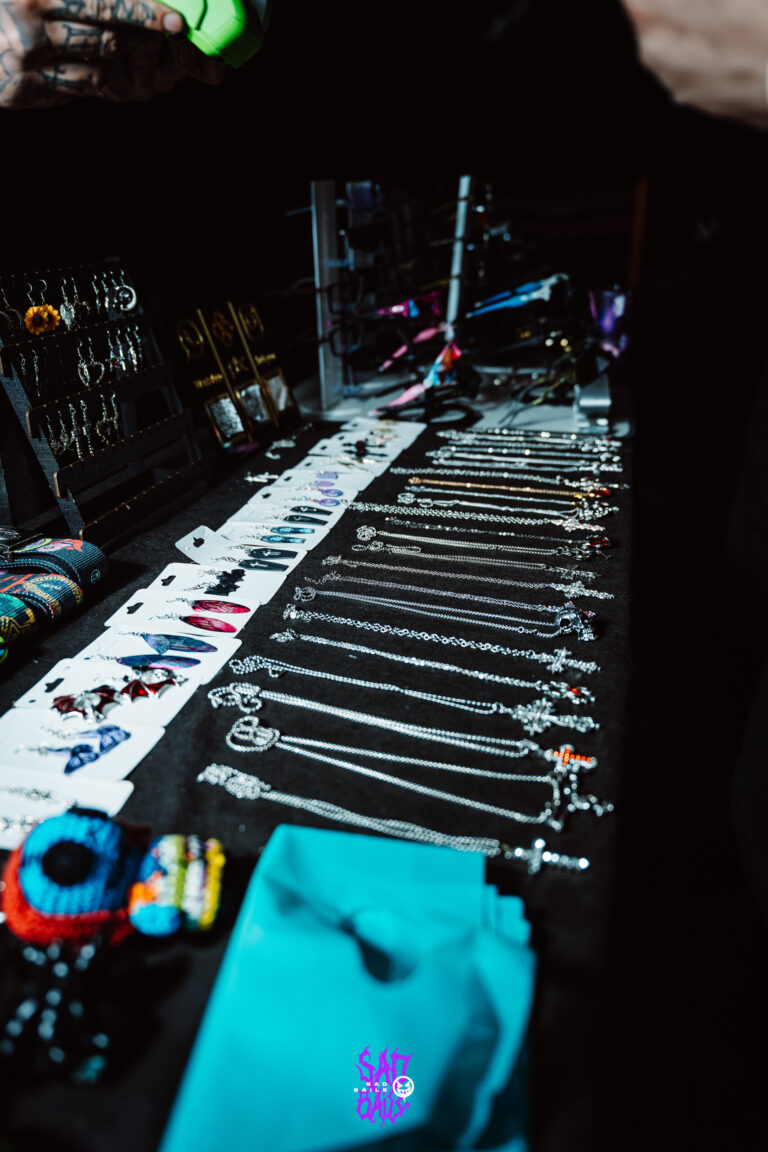 Mesa de acessórios e colares à venda — Sad Baile Joker, Halloween em São Paulo, 17/10/2026