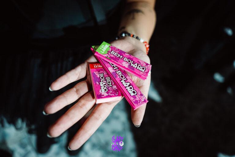 Mão mostra sedas Bem Bolado rosa — Sad Baile Joker, Halloween em São Paulo, 17/10/2026